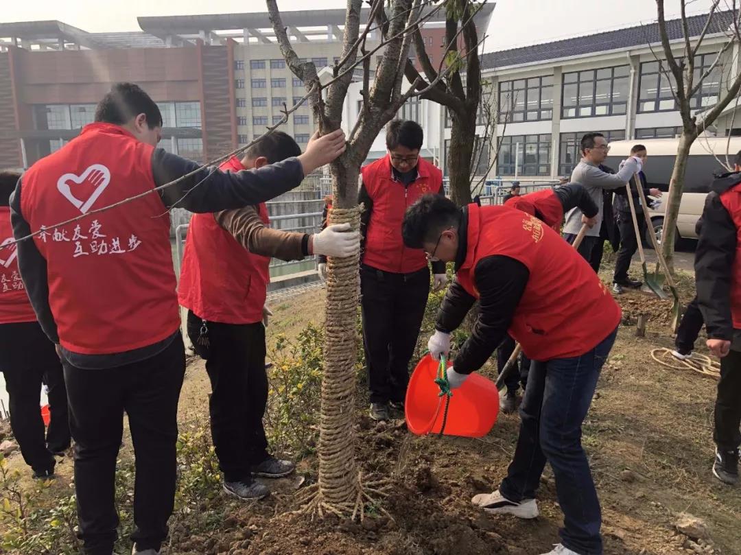 組織團(tuán)員青年前往吳興區(qū)羅溇港化橋、利川橋堤防兩岸開(kāi)展植樹活動(dòng)