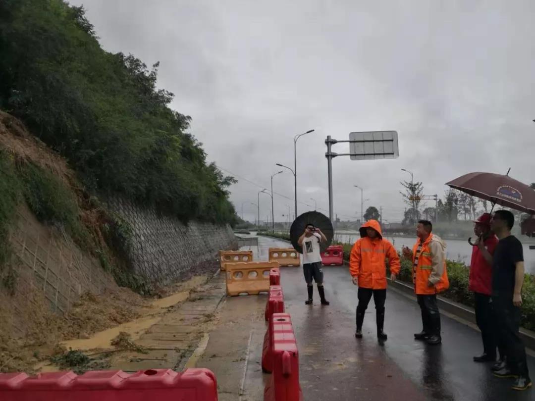 組織團(tuán)員青年分別前往湖州市德清縣、安吉縣、吳興區(qū)等所轄村開(kāi)展“地質(zhì)災(zāi)害防治專家進(jìn)村駐點(diǎn)”“地質(zhì)成果進(jìn)鄉(xiāng)村”活動(dòng)