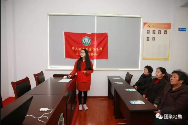 垃圾分類(lèi)進(jìn)社區(qū)  文明公益青年行