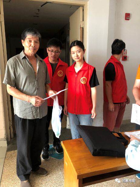 真情關(guān)愛(ài)老同志，健康體檢志愿行